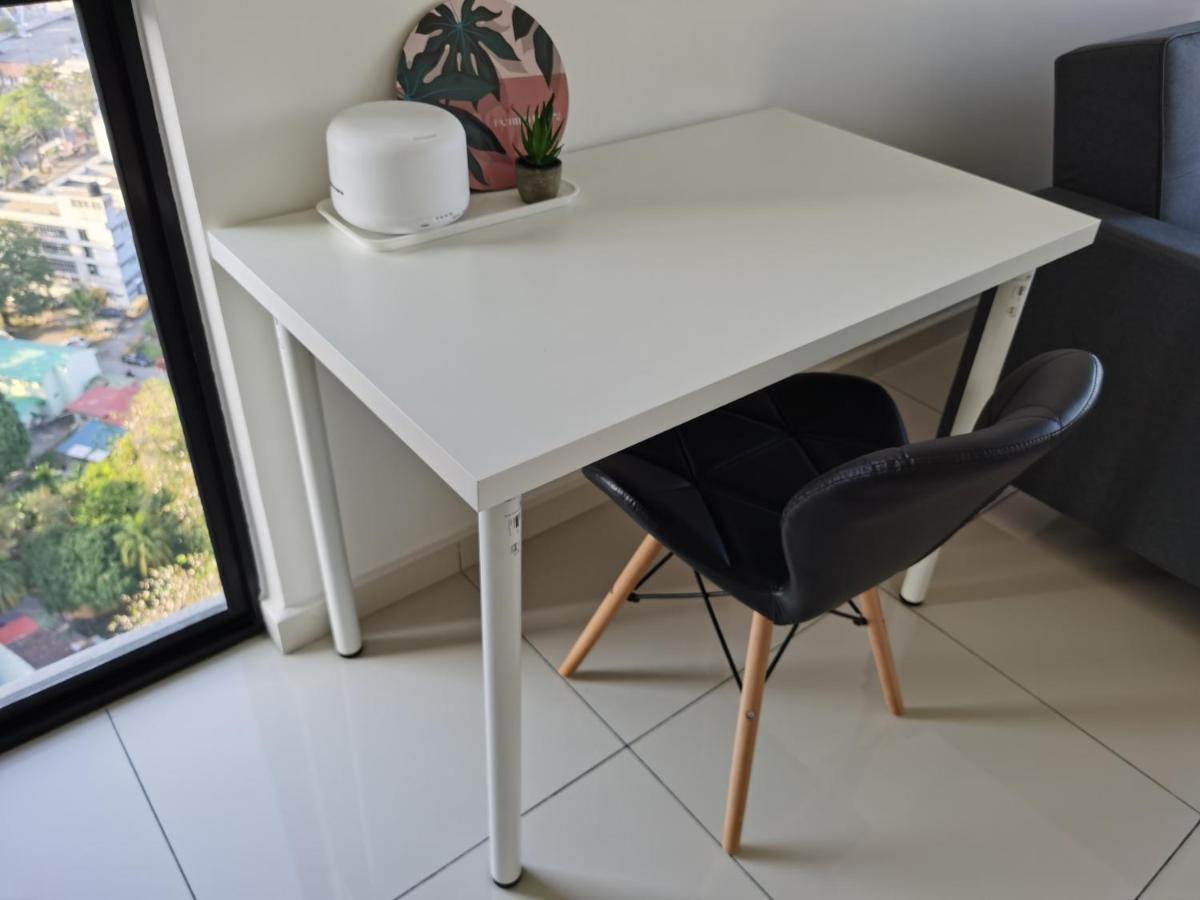 Beacon Exec Suites# Msg Chair#Disney Hotstar George Town Bagian luar foto